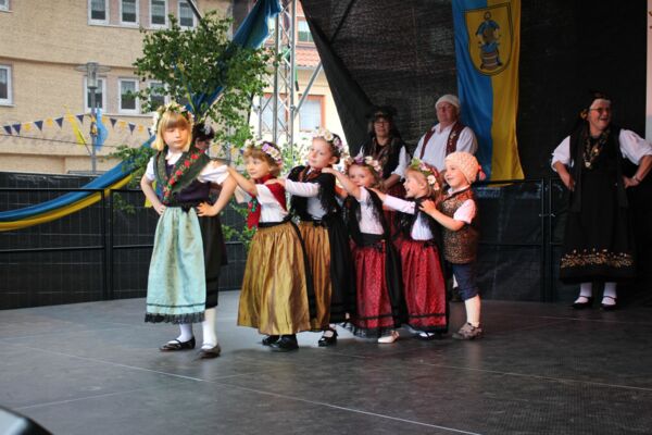 Kindertanzgruppe mit Trachten