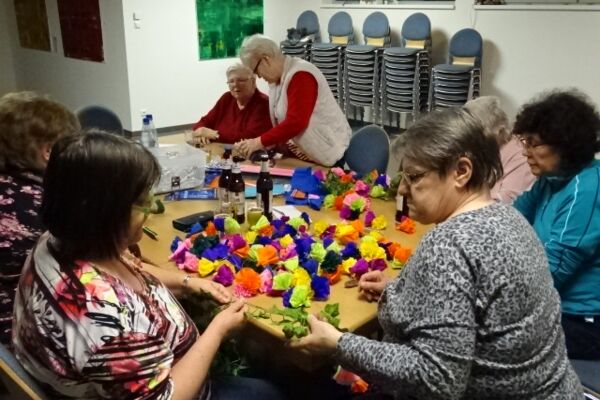 Handarbeitskreis beim Herstellen von Blüten